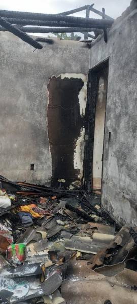Telhado de casa é destruído por incêndio em Criciúma — foto 1