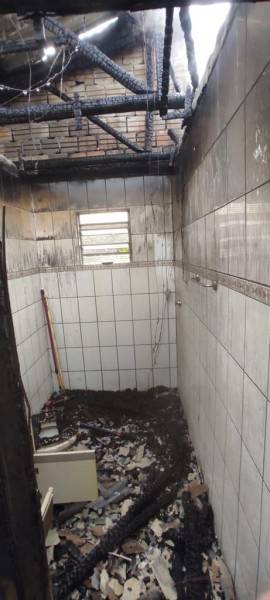 Telhado de casa é destruído por incêndio em Criciúma — foto 2