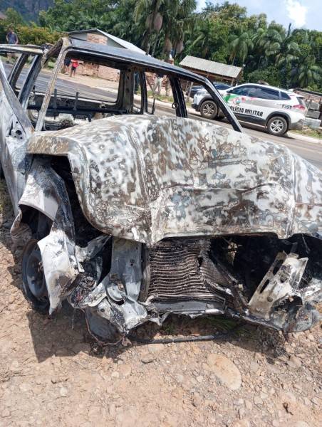 Carro pega fogo ao colidir em caminhão — foto 1