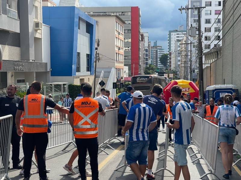 Torcedores de Avaí e Brusque já estão no Majestoso; forte esquema de segurança é montado — foto 1