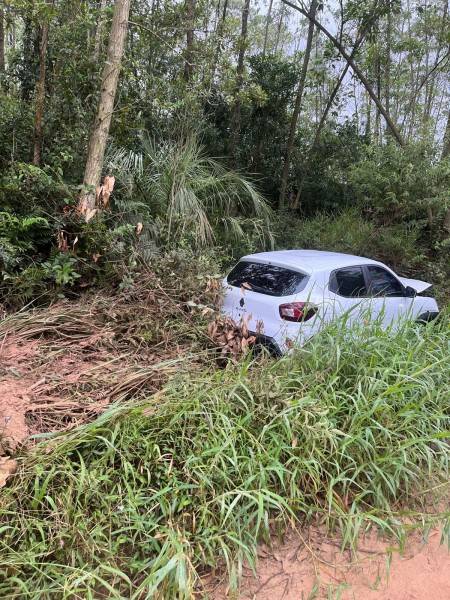 Motorista perde a consciência, sai da pista e colide carro em barranco — foto 2
