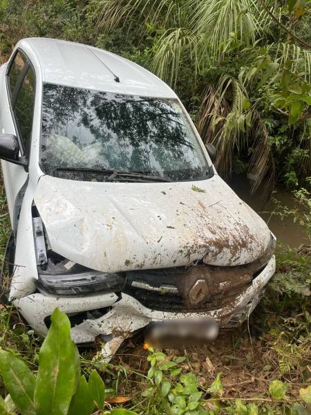 Motorista perde a consciência, sai da pista e colide carro em barranco — foto 4
