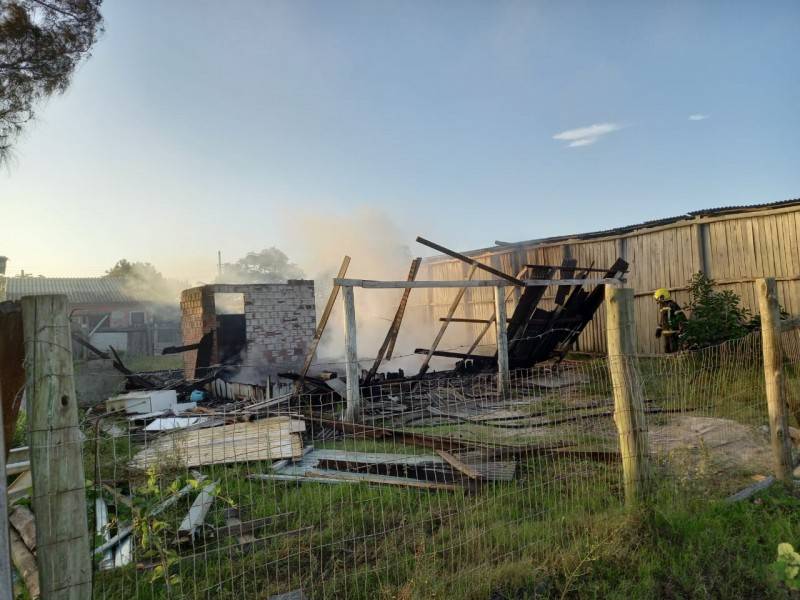 Incêndio destrói casa em Balneário Gaivota — foto 1