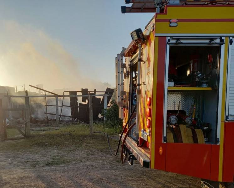 Incêndio destrói casa em Balneário Gaivota — foto 2