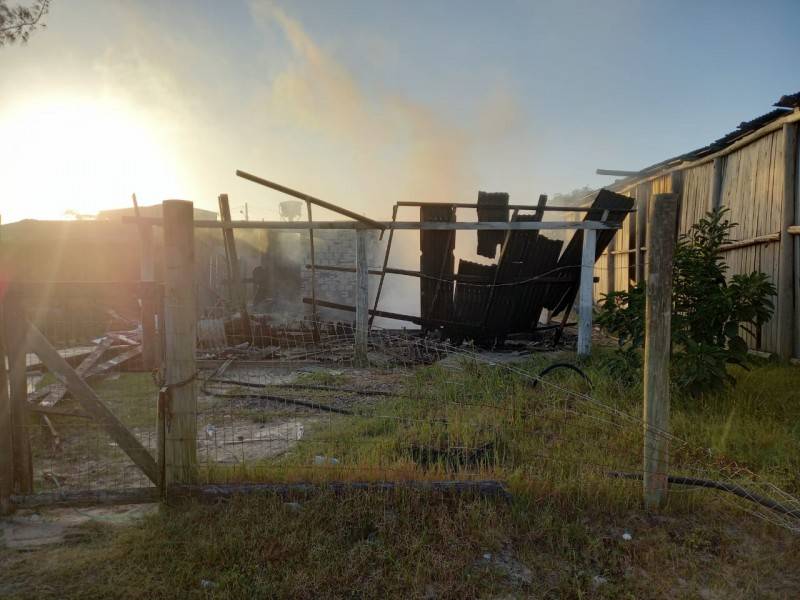 Incêndio destrói casa em Balneário Gaivota — foto 4