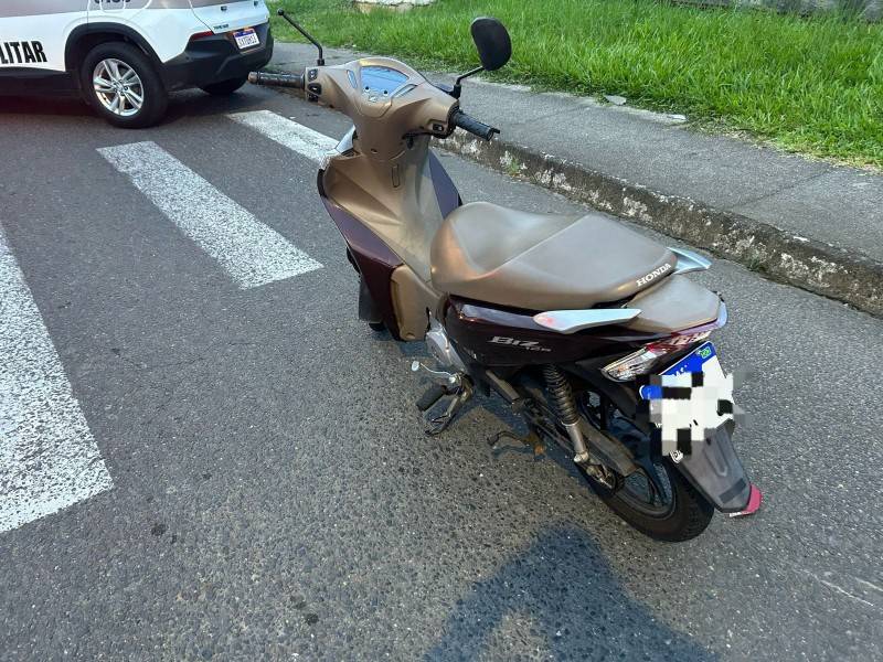 Acidente de trânsito envolvendo carro e duas motos deixa motociclista ferida em Criciúma — foto 1