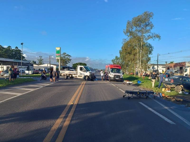 Duas pessoas ficam feridas em grave acidente em Araranguá — foto 1