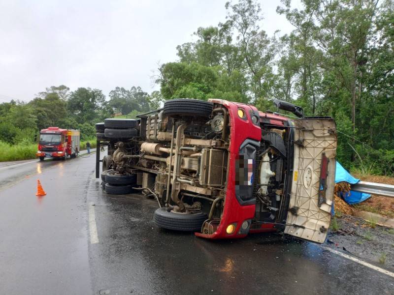 Caminhão tomba após colidir frontalmente contra carro na SC-108 em Urussanga — foto 1