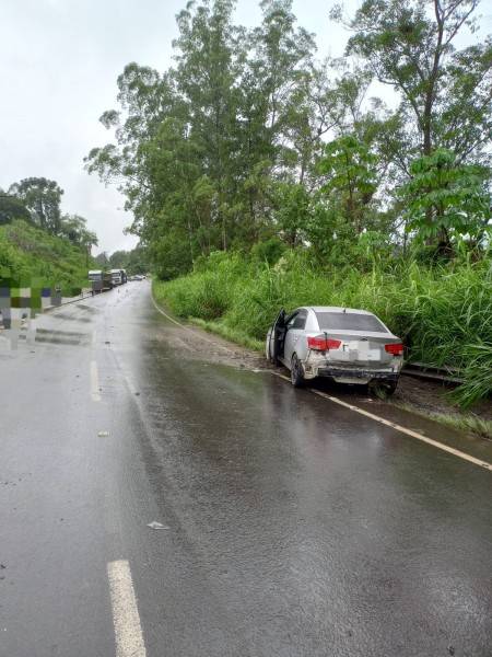 Caminhão tomba após colidir frontalmente contra carro na SC-108 em Urussanga — foto 5