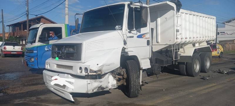 Motorista fica ferida após colisão entre carro e caminhão em Içara — foto 1