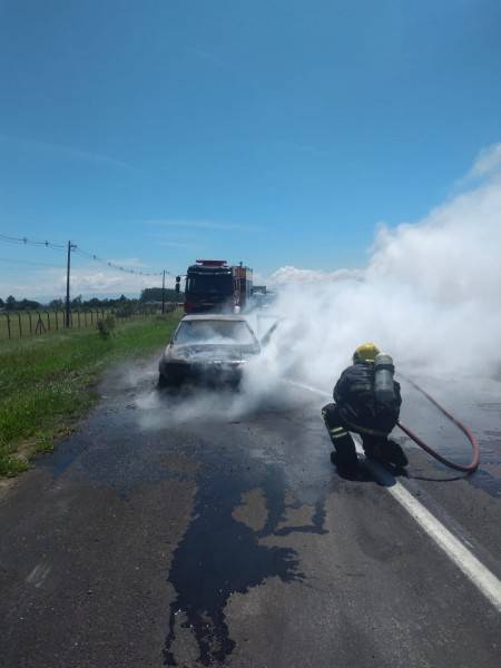 Golf é destruído por incêndio na BR-101 em Araranguá — foto 1