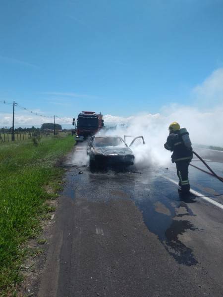 Golf é destruído por incêndio na BR-101 em Araranguá — foto 2