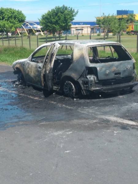 Golf é destruído por incêndio na BR-101 em Araranguá — foto 3