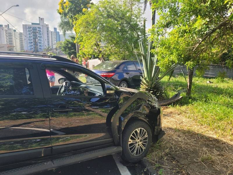 Criciúma: motorista perde o controle da direção e colide em carro estacionado — foto 1