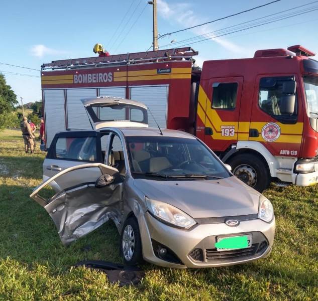 Criciúma: três pessoas ficam feridas em colisão lateral no bairro Jardim Angélica — foto 1
