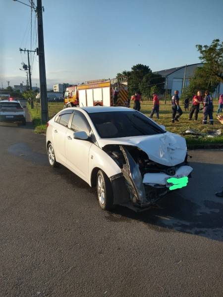 Criciúma: três pessoas ficam feridas em colisão lateral no bairro Jardim Angélica — foto 2
