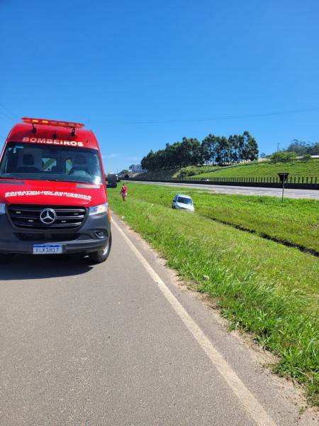 Saída de pista na marginal da BR-101 deixa duas pessoas feridas — foto 1