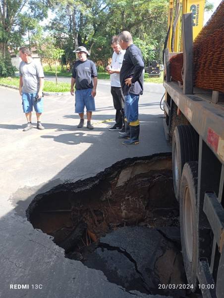 Após asfalto ceder, abastecimento de água é normalizado em Araranguá — foto 3