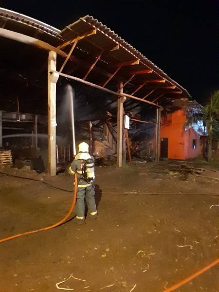 Incêndio de grandes proporções atinge olaria em Sangão — foto 1
