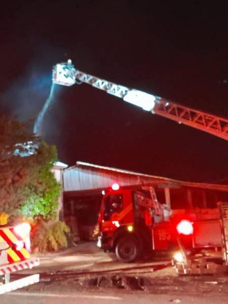 Incêndio de grandes proporções atinge olaria em Sangão — foto 2