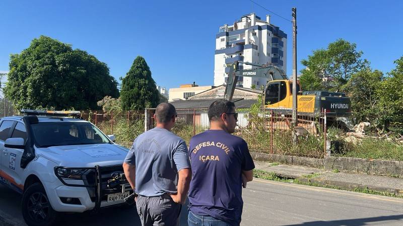 Casa abandonada no centro é demolida pela Defesa Civil de Içara — foto 1