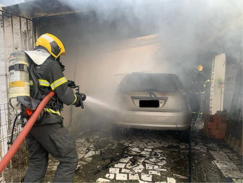 Criciúma: incêndio destrói carro que estava estacionado em garagem — foto 1
