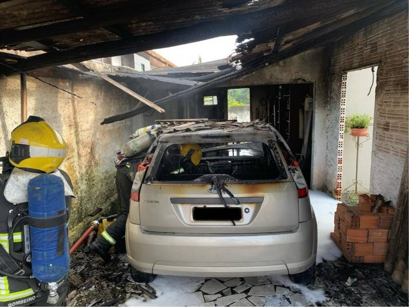 Criciúma: incêndio destrói carro que estava estacionado em garagem — foto 2