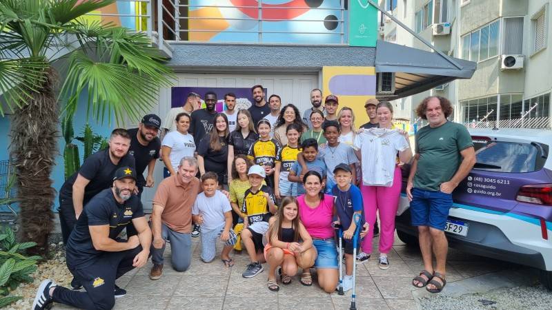 Carvoeiros visitam a Casa Guido e fazem a alegria de crianças e adolescentes — foto 1