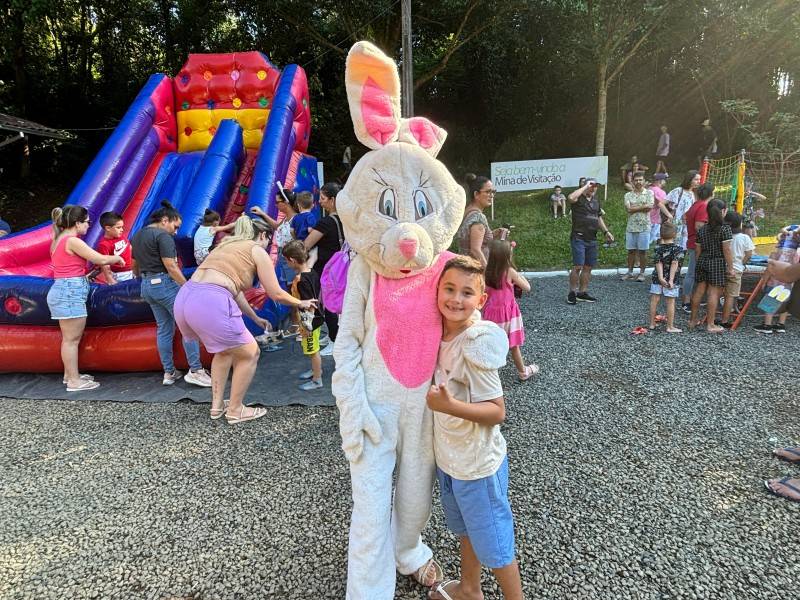 Mina de Visitação recebe mais de 500 pessoas em ação de Caça aos Ovos em Criciúma — foto 1