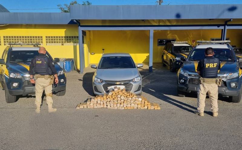 PRF apreende 142 quilos de maconha na BR-101 em Joinville — foto 1