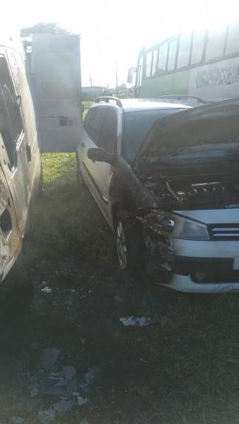 Araranguá: incêndio consome van em pátio de oficina mecânica — foto 1
