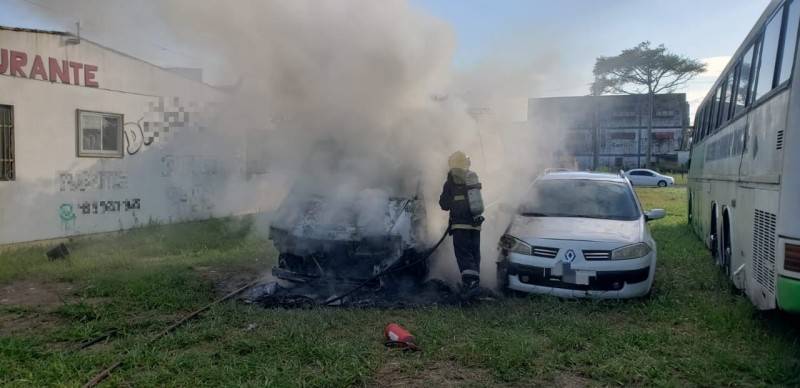 Araranguá: incêndio consome van em pátio de oficina mecânica — foto 2