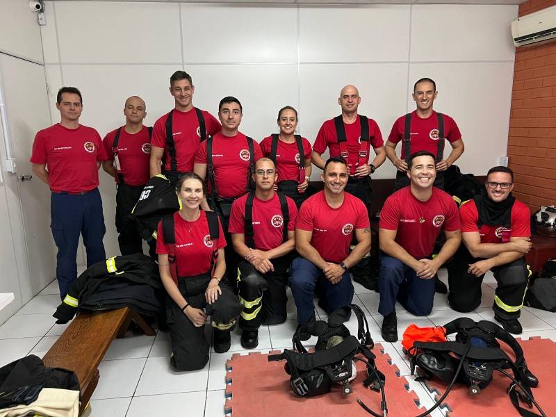 Bombeiros realizam treinamento estratégico voltado ao combate a incêndio — foto 1