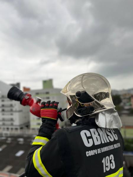 Bombeiros realizam treinamento estratégico voltado ao combate a incêndio — foto 8
