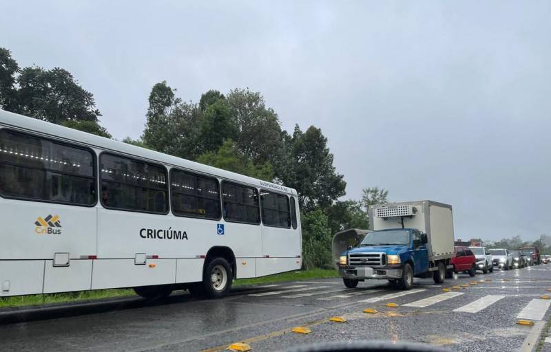 Colisão traseira deixa trânsito lento na SC-445 — foto 1