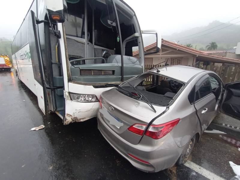 Motorista e caroneira morrem após carro colidir contra ônibus em Tubarão — foto 1