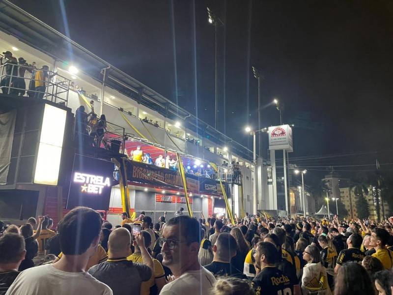 Em trio elétrico, jogadores do Criciúma fazem festa com a torcida — foto 1