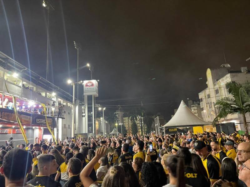 Em trio elétrico, jogadores do Criciúma fazem festa com a torcida — foto 2
