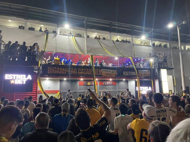 Em trio elétrico, jogadores do Criciúma fazem festa com a torcida — foto 8