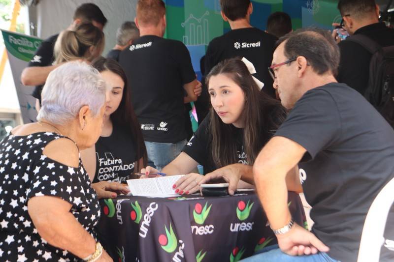 Imposto de Renda na Praça mobilizou dezenas de pessoas nesse fim de semana — foto 2