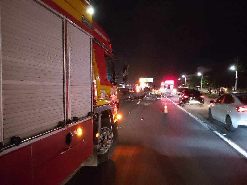 Capivari de Baixo: capotamento deixou faixas da BR-101 bloqueadas na noite dessa segunda-feira — foto 1