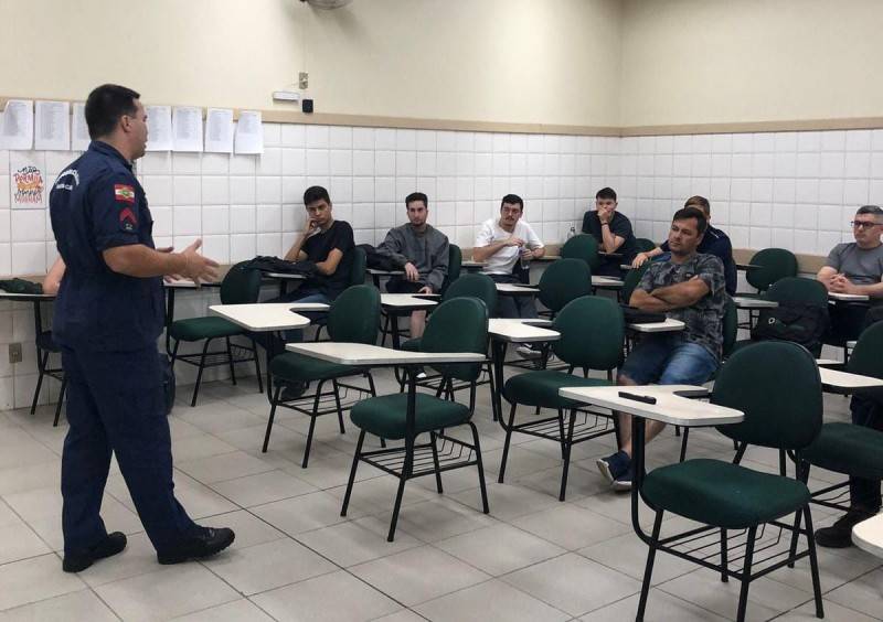 Acadêmicos da UniSatc recebem treinamento do Corpo de Bombeiros Militar — foto 1