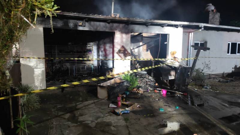 Incêndio destrói edícula de casa no Centro de São João do Sul — foto 1
