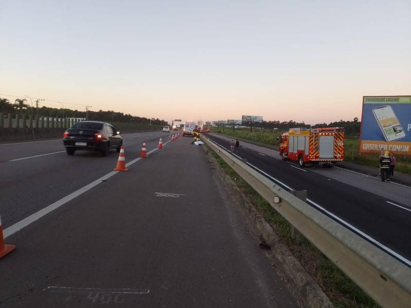 Motociclista morre após perder o controle da direção e cair na BR-101 em Laguna — foto 1