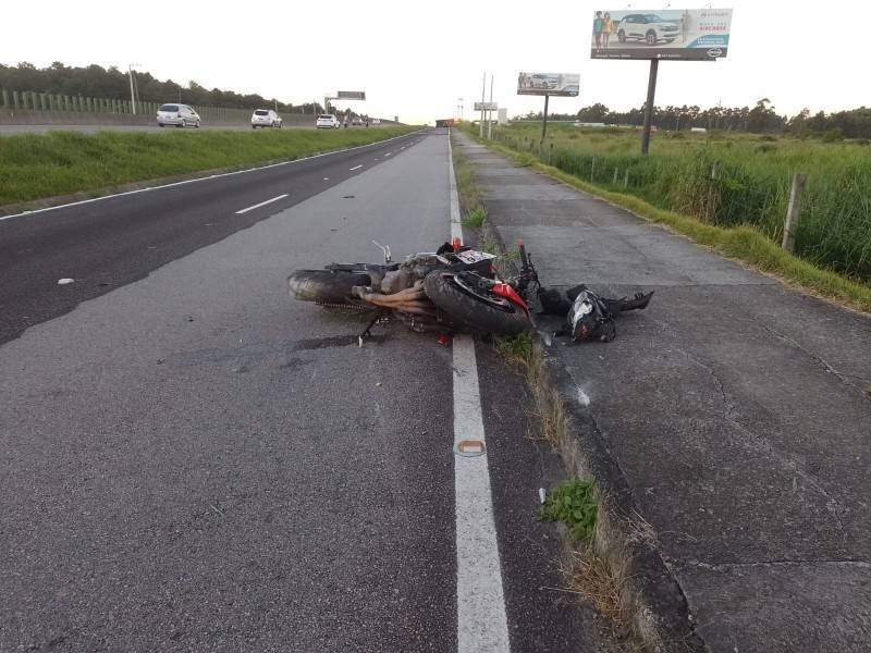 Motociclista morre após perder o controle da direção e cair na BR-101 em Laguna — foto 2