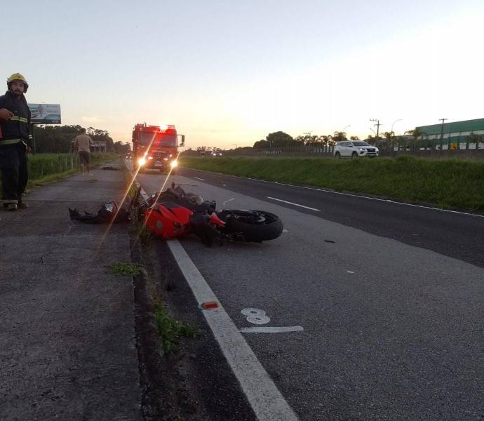 Motociclista morre após perder o controle da direção e cair na BR-101 em Laguna — foto 3