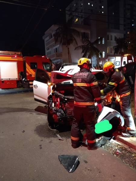 Carro tomba após colisão na região central de Criciúma — foto 1