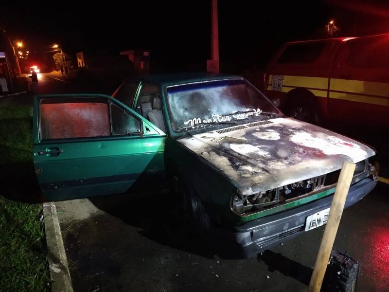 Motorista e moradores locais apagam incêndio que atingiu carro em Criciúma — foto 1