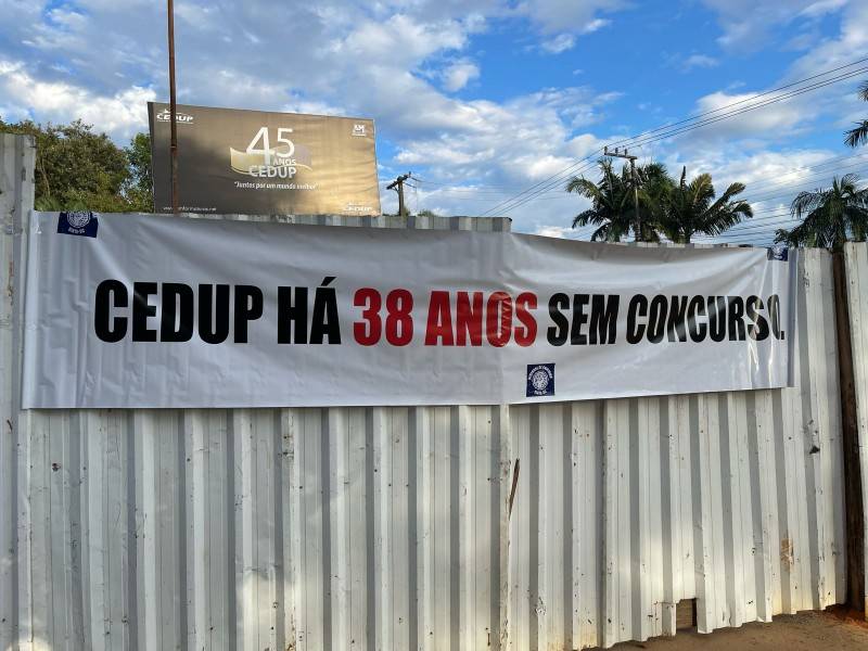 Professores da rede estadual entram em greve e realizam ato em Criciúma — foto 1