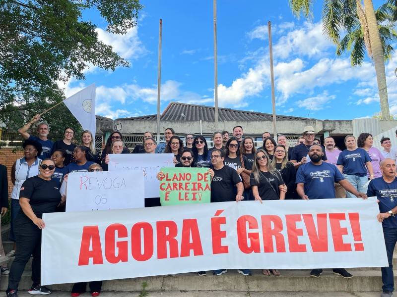 Professores da rede estadual entram em greve e realizam ato em Criciúma — foto 2